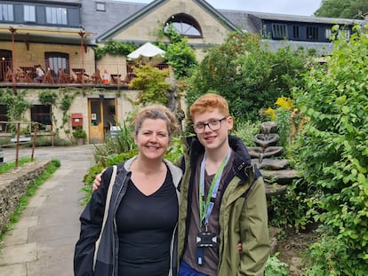 Sophie Muir y su hijo Calvin, afectado por el síndrome de Timothy, en Gloucestershire (Inglaterra).