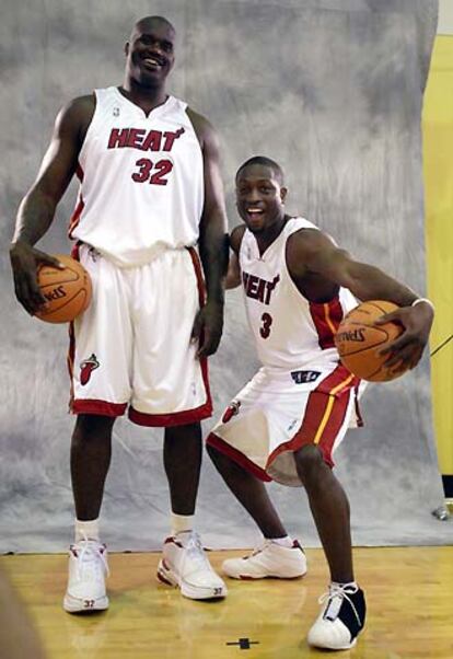 Los flamantes campeones de la temporada pasada, Shaquille O&#39;Neal y Dwyane Wade, frente a las cámaras de los fotógrafos durante la rueda de presentación de MIami Heat durante el &#39;Media Day&#39;. Son la única pareja de jugadores de un mismo equipo que han sido incluidos en el equipo ideal de la NBA durante dos años consecutivos.