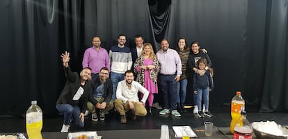 Arriba a la izquierda, Salvador Herrero, junto a varios asistentes a un evento contra el bullying el pasado octubre en el centro cultural de Valdebernardo.