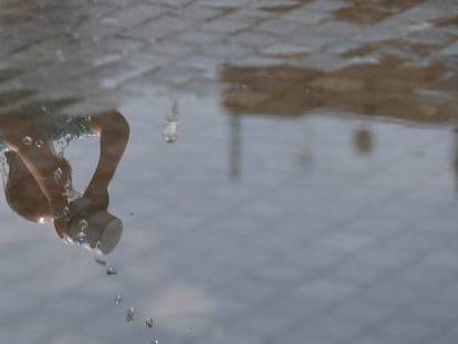 Una niña se refresca en una fuente en Madrid, al inicio de la ola de calor, este lunes.