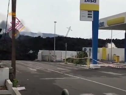 Colada de lava del volcán de La Palma acechando la gasolinera de La Laguna, este miércoles.