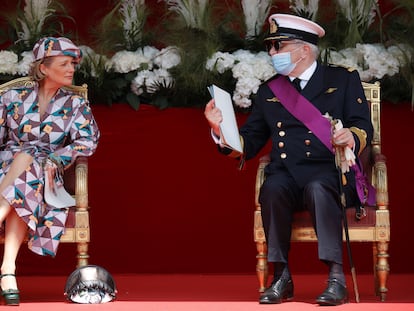 La princesa Delphine, charlando con el príncipe Lorenzo durante el desfile.