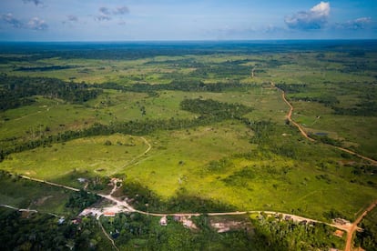 Vista aérea do Assentamento Agroextrativista Praialta Piranheira. Poucos fragmentos de floresta, muito capim e estradas.