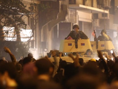 Los tanques avanzan sobre las calles de El Cairo, cerca de la sede de la televisión nacional.