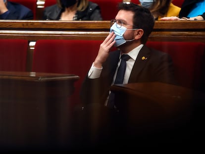 El presidente de la Generalitat, Pere Aragonès, en su escaño durante la segunda jornada del pleno del Parlament.