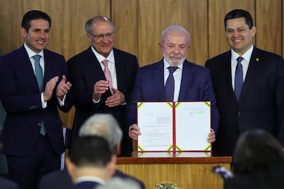 El presidente Lula, flanqueado por el vicepresidente Alckmin y los presidentes de las Cámaras legislativas, este miércoles en la presentación de las ayudas, en Brasilia.