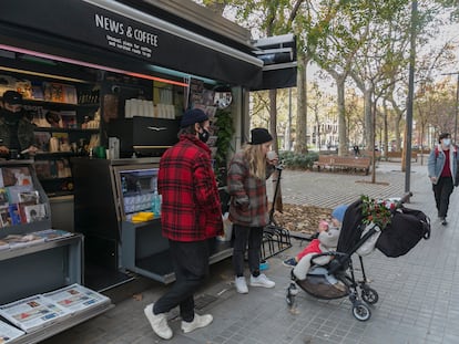 Uno de los primeros quioscos de Barcelona que además de prensa diaria y revistas, vende café, en una imagen de 2020.