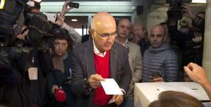 El presidente de Unió Democrática de Catalunya (UDC), Josep Antoni Duran Lleida, deposita su papeleta en la Escola Orlandai de Barcelona