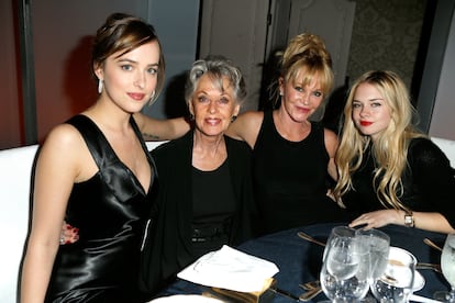 El mismo color que eligió para participar en la gala de los Globos de Oro en 2015 junto a su abuela, la leyenda de Hollywood Tippi Hedren; su madre y su hermana, Stella del Carmen Banderas; dejando claro que las tres generaciones conocen bien los beneficios de apostar por el siempre elegante negro. Hija y nieta de la aristocracia hollywoodiense, Johnson ha asegurado que está aburrida del debate sobre los ‘hijos de’. 