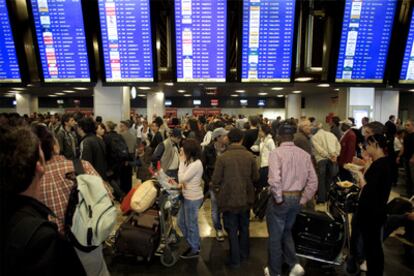 Colas en el aeropuerto madrileño de Barajas.