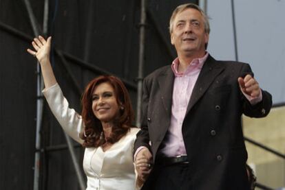 Cristina Fernández junto a su marido, Néstor Kirchner, durante el cierre de la campaña electoral en La Matanza, en 2007.
