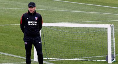 Diego Pablo Simeone durante el último entrenamiento del Atlético previo al derbi del Bernabéu.