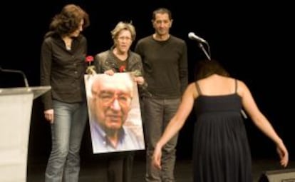 La viuda y los hijos de Txillardegi sostienen un retrato del fallecido en un momento del homenaje.