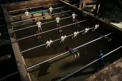 Uno de los futbolines en el taller de Agustín Navarro, en Paiporta, tras el paso de la dana del 29 de octubre.