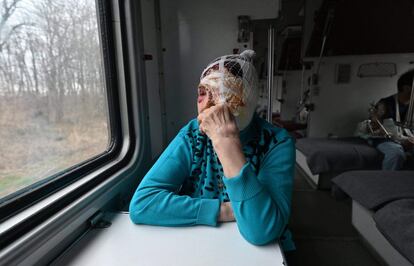 Praskovia, de 77 años, mira por la ventana de un tren de evacuación médica en su camino a la ciudad de Lviv, en el oeste de Ucrania. Kiev y Moscú acordaron poner en marcha este lunes nueve corredores humanitarios para evacuar civiles de las ciudades asediadas del este de Ucrania, según la vice primera ministra ucrania, Irina Vereshchuk, cinco de ellos en Donbás, la zona más castigada en los últimos días.