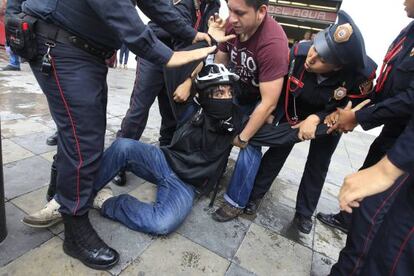 Un manifestante es detenido ayer, en la Ciudad de M&eacute;xico.