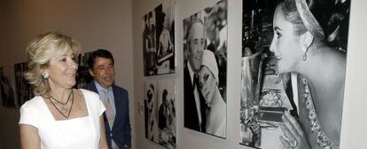 Esperanza Aguirre e Ignacio González, durante su recorrido por la exposición 'Los años de la Dolce Vita'.