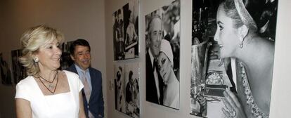 Esperanza Aguirre e Ignacio González, durante su recorrido por la exposición 'Los años de la Dolce Vita'.