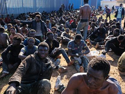 Dvd 1096 (02-03-22). Llegada de migrantes ilegales tras el salto a la valla de Melilla, este miércoles.