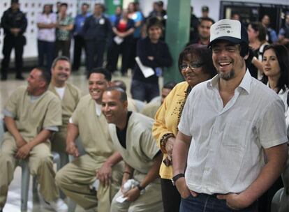 El actor Benicio del Toro ha visitado este lunes al grupo de teatro de la prisión correccional de Bayamon, Puerto Rico. El protagonista de las dos películas sobre el Che Guevara dirigidas por Steven Soderbergh nació en San Juan, capital de la isla. En el presidio, del Toro ha compartido con los reclusos sus experiencias en la actuación profesional. (Texto: AP)