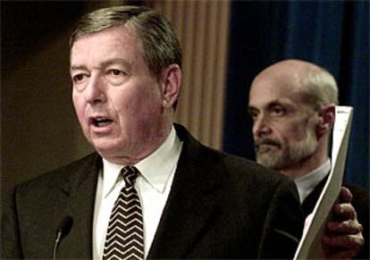 El fiscal general de EE UU, John Ashcroft, durante la rueda de prensa en la que anunció el procesamiento de Walker.