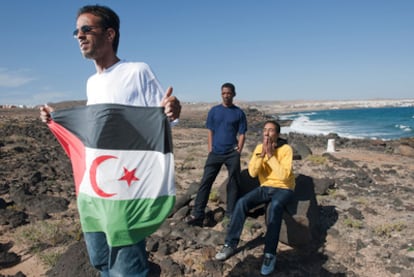 Abdelgani Kebdana, Aomar Daudi, Kamal Bahaha, en el lugar donde arribó su patera el 5 de enero desde la costa de El Aaiún.