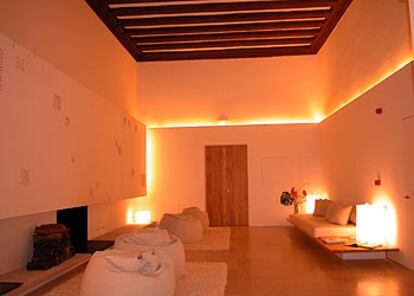 El salón de la primera planta del hotel, cuya arquitectura interior es obra de Rafael Balaguer y Antoni Esteva.
Tonos claros en una de las habitaciones del Convent de la Missió.