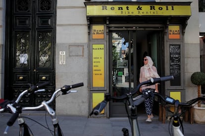 Rent and Roll abrió, por primera vez, en un pequeño local de la calle Salustiano Olozága (en la imagen). En la actualidad, cuenta con una segunda sede junto al Museo del Prado. Además de disponer 80 bicicletas para alquiler, también tienen 4 'segways' y 4 patinetes eléctricos.