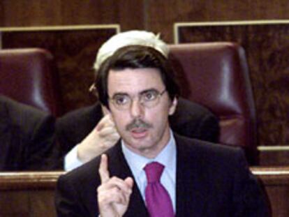 José María Aznar responde, ayer, en el Congreso de los Diputados.
