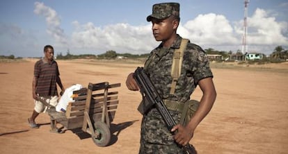 Un militar vigila la pista de aterrizaje de Puerto Lempira una de las zonas por las que transita la mayor cantidad de coca&iacute;na a trav&eacute;s de Honduras