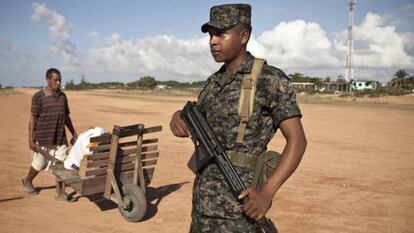 Un militar vigila la pista de aterrizaje de Puerto Lempira una de las zonas por las que transita la mayor cantidad de coca&iacute;na a trav&eacute;s de Honduras