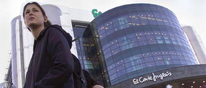 Varios viandantes pasean junto a El Corte Inglés de Lisboa.