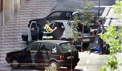 Varios artificieros examinan, tras la detención de un etarra, el coche que levantó la sospechas de los policías.