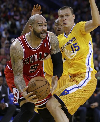 Boozer, de los Bulls, intenta pasar ante Biedrins, de los Warriors.