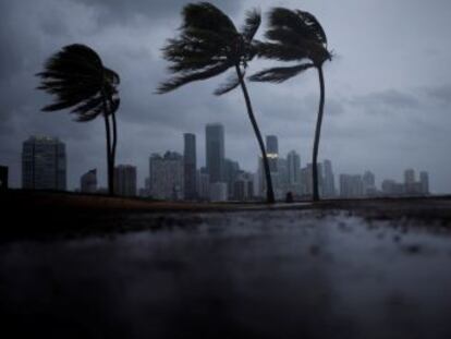 La gigantesca tormenta, que ha sido rebajada a la categoría 3, impacta en los Cayos y se dirige por la costa oeste hacia Tampa