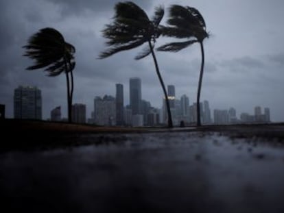 A gigantesca tempestade, de categoria 4, chega a Keys e se dirige pela costa oeste até Tampa