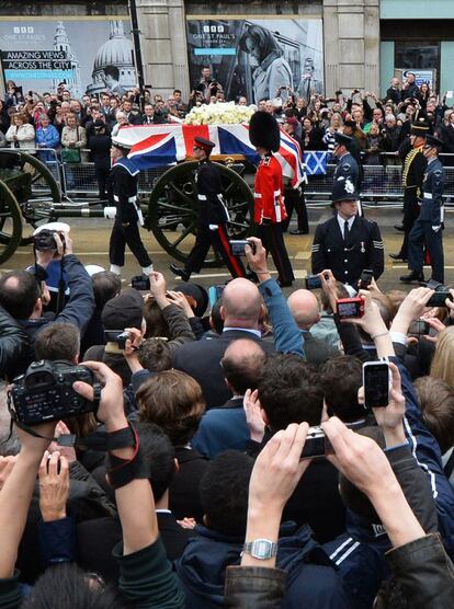 Miles de personas han acudido al centro de Londres para despedir a Margaret Thatcher, fallecida el pasado d&iacute;a 8 a los 87 a&ntilde;os. La muchedumbre ha irrumpido en respetuosos aplausos al paso del f&eacute;retro.