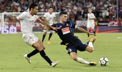Navas centra al área ante Aarón.
