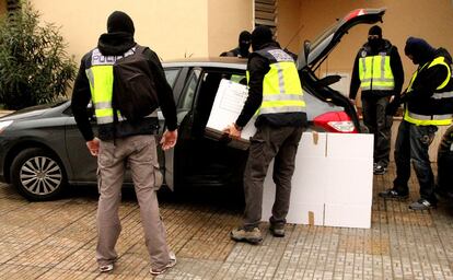 Algunos de los jóvenes captados por esta célula habían hecho el camino de retorno a Marruecos tras participar en la yihad en Siria por lo que se les considera muy peligrosos. En la imagen, agentes de la policía tras los registros en Melilla.