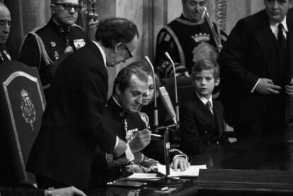 Fotografía de archivo tomada el 27 de diciembre de 1978 del Rey Juan Carlos procediendo a la sanción de la Constitución, durante un acto celebrado en el Congreso de los Diputados, en presencia de la Reina Sofía, el príncipe Felipe y del presidente de las Cortes, Antonio Hernández Gil.