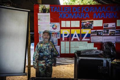 Folletos informativos sobre el proceso de paz. En la imagen, la silueta de Raúl Reyes. 