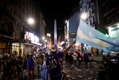 Un seguidor de Milei ondea una bandera argentina durante las celebraciones por el triunfo del candidato ultra, en Buenos Aires.