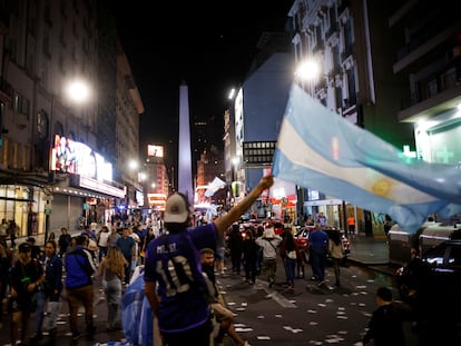 Un seguidor de Milei ondea una bandera argentina durante las celebraciones por el triunfo del candidato ultra, en Buenos Aires.
