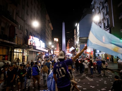 Un seguidor de Milei ondea una bandera argentina durante las celebraciones por el triunfo del candidato ultra, en Buenos Aires.