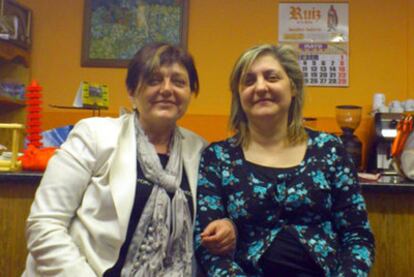 María José, izquierda, y Vicky, muy parecidas, se encontraron a los 51 años.