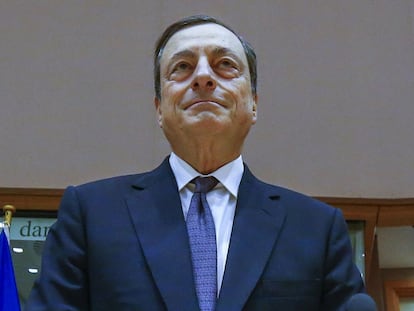 Mario Draghi, presidente del BCE, antes de comparecer ante el Parlamento europeo