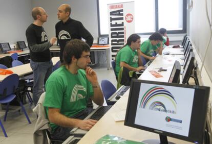 El ganador del campeonato, Iñigo Zarandona (en primer término), durante el certamen junto a otros participantes.