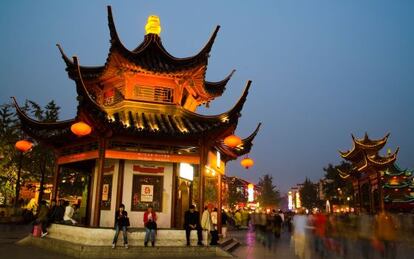 Paseo junto al r&iacute;o Qin Huai que cruza la ciudad china de Nank&iacute;n.