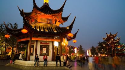 Paseo junto al r&iacute;o Qin Huai que cruza la ciudad china de Nank&iacute;n.