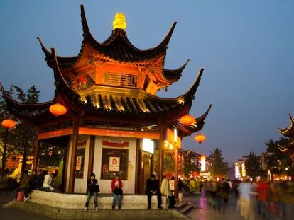 Paseo junto al r&iacute;o Qin Huai que cruza la ciudad china de Nank&iacute;n.